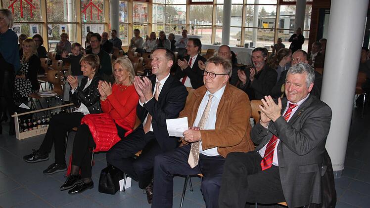 Sichtlich Spaß auch bei den "Offiziellen" in der ersten Reihe (von rechts): Bürgermeister Jürgen Hennemann und Willi Sendelbeck aus Ebern und Rentweinsdorf, stellvertretender Landrat Michael Ziegler und vom Schulamt Claudia Schmidt und Uli Brech. Foto: Helmut Will