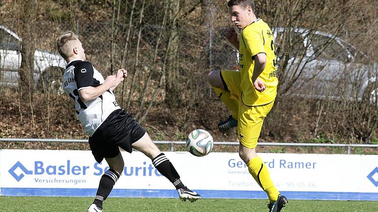Der Lauterer Spielertrainer Jonas Cron (l.) im Zweikampf mit Jens Rottmann