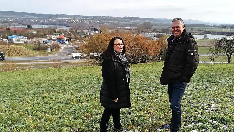 Viereth-Trunstadts B&uuml;rgermeisterin Regina Wohlpart und Gesch&auml;ftsstellenleiter Gerd Franke am Bebauungsgebiet Main&auml;cker  Foto: D. Becht-Zwetkov