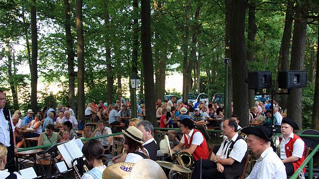 Der Schützenplatz am Wolfsanger erfreut sich großer Beliebtheit. Auch die Musikvereinigung Ebensfeld wird die Gäste wieder mit Blasmusik unterhalten. Foto: Andreas Welz