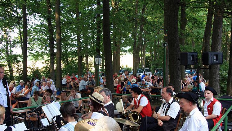 Der Schützenplatz am Wolfsanger erfreut sich großer Beliebtheit. Auch die Musikvereinigung Ebensfeld wird die Gäste wieder mit Blasmusik unterhalten. Foto: Andreas Welz
