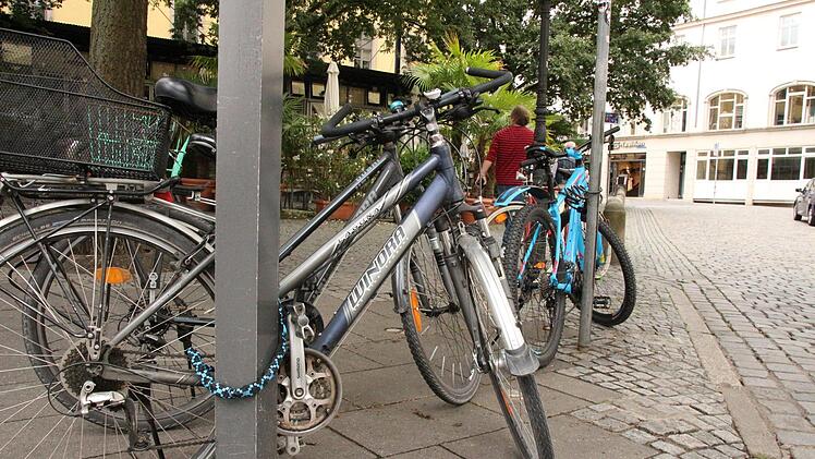 Auch ohne Fahrradständer werden die Fahrräder abgestellt.Foto: Sakia Nauer