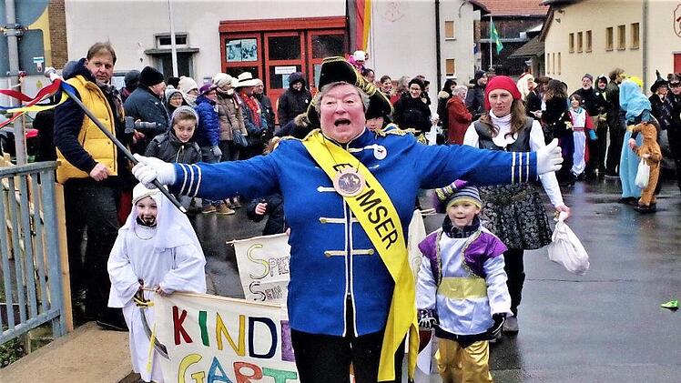 Bremserin Burgl wird das närrische Volk wieder durch Neukenroth führen.  Foto: Gerd Fleischmann