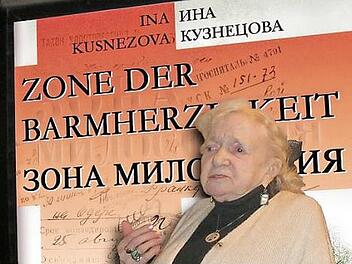 Auf dieser Fotomontage ist die Autorin Ina Kusnezova vor dem Cover der deutschen Version ihres Buchs zu sehen.  Foto: C. Fritzsche, Montage: David Seren