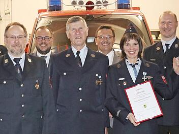 Ehrungen bei der Feuerwehr Rohrbach (von links): Kreisbrandrat Manfred Lorenz, Kreisbrandinspektor Christian Boßecker, Udo Jürgens, Landrat Sebastian Straubel, das neue Ehrenmitglied Rudi Herr, Bürgermeister Jürgen Wittmann, Stefanie Hofmann (staatliches Ehrenzeichen in Silber), Kommandant Florian Graß und Vorsitzender Markus Bohl Foto: Alexandra Kemnitzer