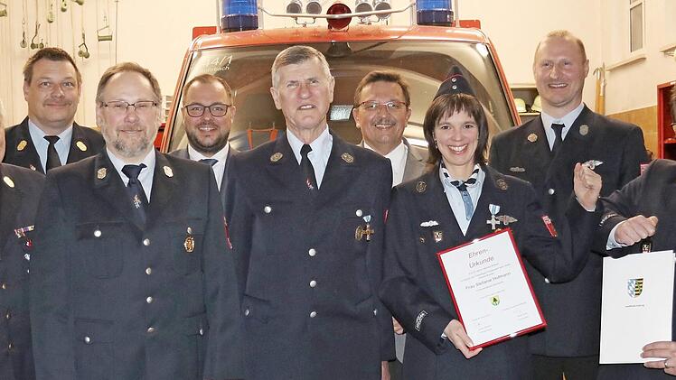 Ehrungen bei der Feuerwehr Rohrbach (von links): Kreisbrandrat Manfred Lorenz, Kreisbrandinspektor Christian Boßecker, Udo Jürgens, Landrat Sebastian Straubel, das neue Ehrenmitglied Rudi Herr, Bürgermeister Jürgen Wittmann, Stefanie Hofmann (staatliches Ehrenzeichen in Silber), Kommandant Florian Graß und Vorsitzender Markus Bohl Foto: Alexandra Kemnitzer