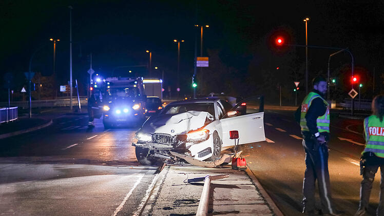 Betrunkener baut schweren Autounfall in F&uuml;rth: Ampel kaputt, Laterne aus dem Boden gerissen