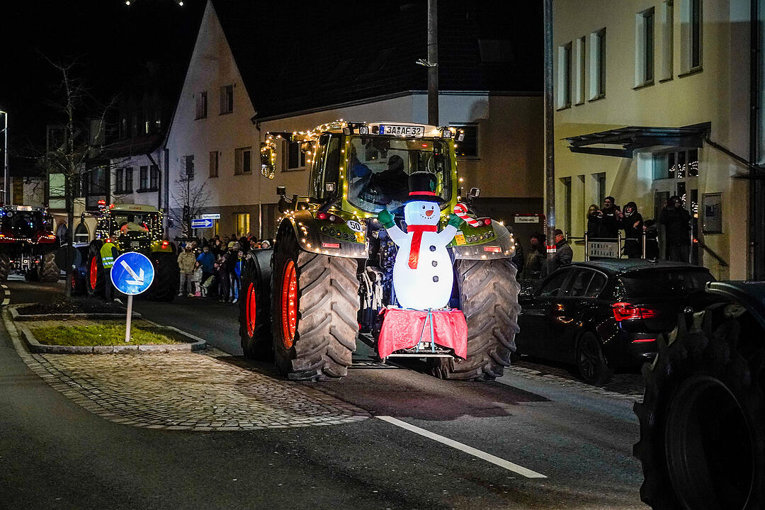 Liebevoll geschmückte und beleuchtete Traktoren gab es zu bestaunen.
