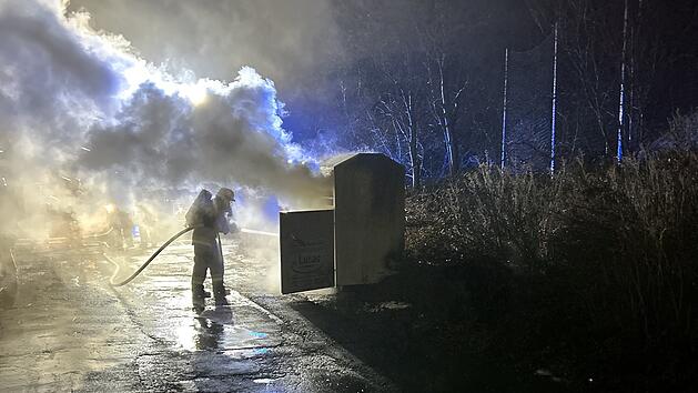 Kreis Wunsiedel: Müllcontainer brennt lichterloh - war da ein Serien-Feuerteufel am Werk?