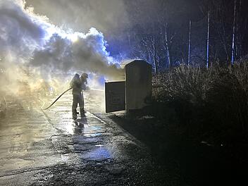 Kreis Wunsiedel: Müllcontainer brennt lichterloh - war da ein Serien-Feuerteufel am Werk?