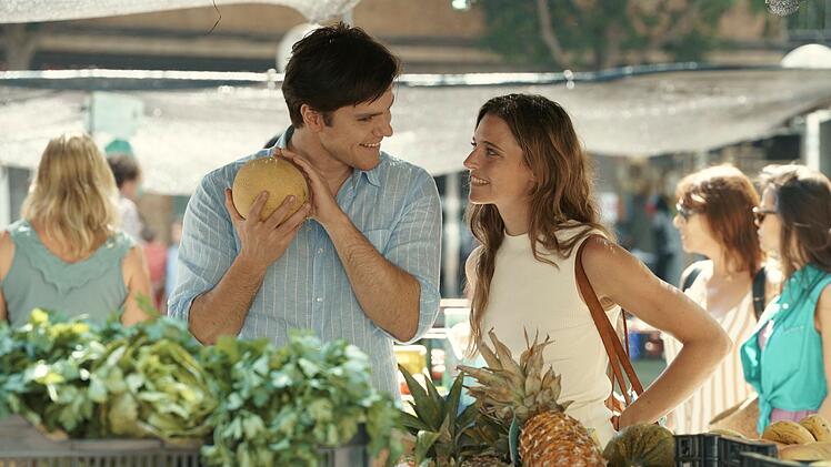 Manchmal muss man eine Melone tragen, um das Herz einer Frau zu erobern: Tom (Theo Trebs) zieht bei Lilli (Svenja Jung) alle Register.