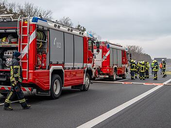 A3 bei Wachenroth: Sattelzugmaschine in Vollbrand - Feuerwehreinsatz