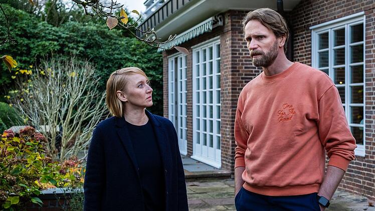 Wie Nora Weiss (Anna Maria M&uuml;he) herausfindet, war Tobias Sternberg (Ulrich Brandhoff) kein Fan seines Schwagers S&ouml;ren. F&uuml;r seine Frau, S&ouml;rens Schwester Carola, sei der Social-Media-Star stets an erster Stelle gekommen.