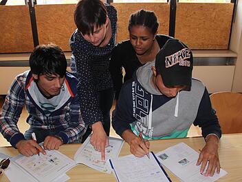 Sahak Mohammad Agha, Anja Dechant-Sundby, Rahel Getachew, Gohdam Reza Moharrami (von links) im Unterricht Foto:  Bastian Girg