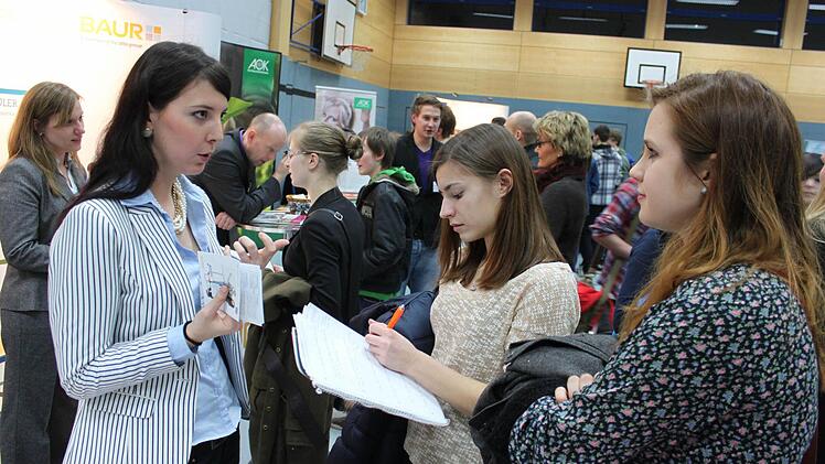 Laura Pflaum (links) von Baur am Infostand