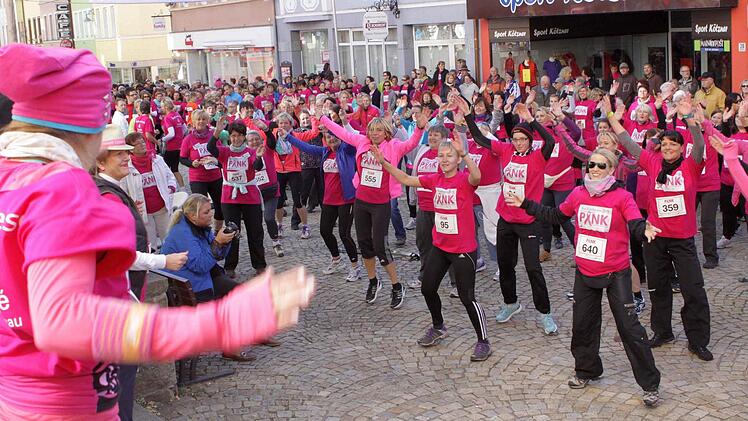 Zumba hält warm! Tina Zeller machte die pinken Damen warm. Foto: Thomas Dill