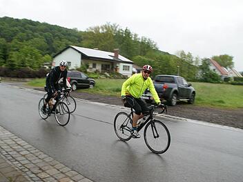 "Wir sind schneller als der Regen", riefen diese Radler unserer Fotografin zu und machten sich auf die zweite Schleife. Foto: Sabine Weinbeer