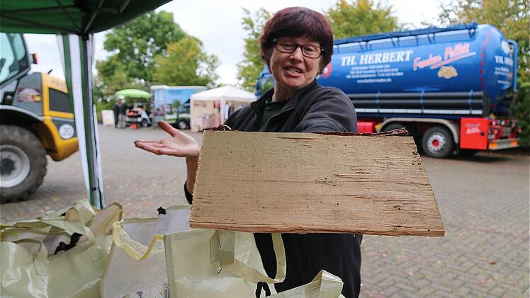 Marlies Beck präsentiert Anschürholz.