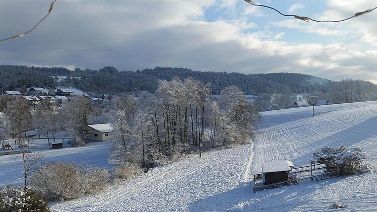 Der Winter hat bei Fischbach Einzug gehalten. Die ersten Schneefälle legten Häuser und Wiesen unter eine weiße Decke. Foto: Lars Oßmann