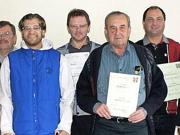 Fünf Sänger wurden bei der Jahreshauptversammlung des Männergesangvereines Wartenfels für ihr jahrzehntelanges Singen im Chor ausgezeichnet. Unser Bild zeigt (von rechts) stellvertretender Sängerkreis-Vorsitzender und erster Mann des Vereins Erhard Hildner, Dietmar Hildner (25 Jahre), Hans Wiedel (60 Jahre), Dieter Klein (40 Jahre), Dirigent Alexander Thern, 2. Vorsitzender Reinhold Bär und Bürgermeister Siegfried Beyer. Foto: Klaus-Peter Wulf