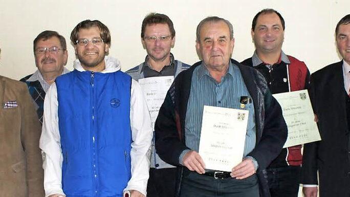 Fünf Sänger wurden bei der Jahreshauptversammlung des Männergesangvereines Wartenfels für ihr jahrzehntelanges Singen im Chor ausgezeichnet. Unser Bild zeigt (von rechts) stellvertretender Sängerkreis-Vorsitzender und erster Mann des Vereins Erhard Hildner, Dietmar Hildner (25 Jahre), Hans Wiedel (60 Jahre), Dieter Klein (40 Jahre), Dirigent Alexander Thern, 2. Vorsitzender Reinhold Bär und Bürgermeister Siegfried Beyer. Foto: Klaus-Peter Wulf