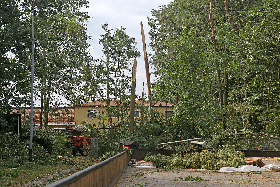 Aufraeumarbeiten in Bamberg nach schwerem Unwetter