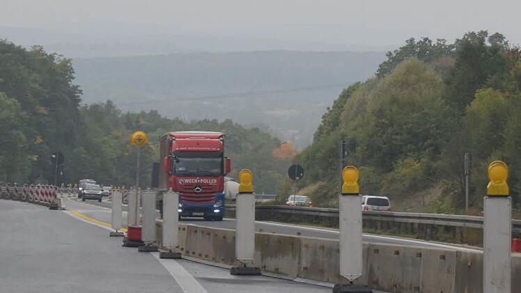 Der Verkehr rollt am Würgauer Berg derzeit in Fahrtrichtung Bayreuth nur langsam über die A70.  Foto: Ronald Rinklef