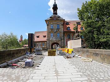 Die Pflasterarbeiten auf der Oberen Brücke dauern deutlich länger als geplant, auch weil sich zeitweise die Arbeiter auf der Baustelle rar machten. In der Bildmitte erkennt man den neuen barrierefreien Streiten.   Fotos: Matthias Hoch