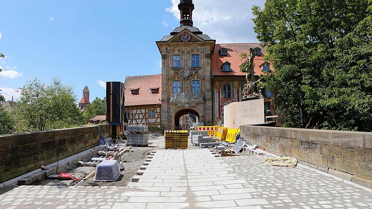 Die Pflasterarbeiten auf der Oberen Brücke dauern deutlich länger als geplant, auch weil sich zeitweise die Arbeiter auf der Baustelle rar machten. In der Bildmitte erkennt man den neuen barrierefreien Streiten.   Fotos: Matthias Hoch