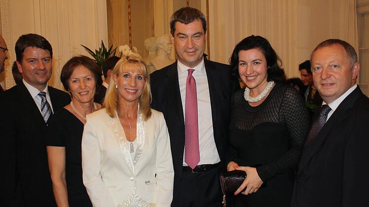 Gäste und Gastgeber beim Staatsempfang: (von links) Sandro Kirchner, Christine Bender (stv. Landrätin Schweinfurt), Karin und Markus Söder, Dorothee Bär und Landrat Thomas Bold. Foto: Paul Ziegler