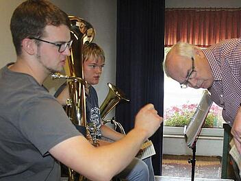 Er wohnt erst seit drei Jahren in Buchbach. Sein Job als Dirigent der Jugendkapelle der Blaskapelle Buchbach macht ihm viel Spaß. Dass er nun als Vorsitzender zusammen mit seinem Festausschuss ein Kreismusikfest auf die Beine stellt, ist für ihn ein Novum. Foto: Veronika Schadeck