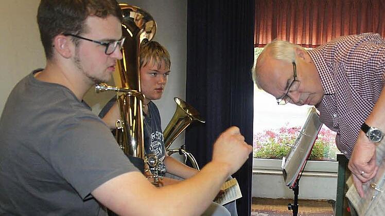 Er wohnt erst seit drei Jahren in Buchbach. Sein Job als Dirigent der Jugendkapelle der Blaskapelle Buchbach macht ihm viel Spaß. Dass er nun als Vorsitzender zusammen mit seinem Festausschuss ein Kreismusikfest auf die Beine stellt, ist für ihn ein Novum. Foto: Veronika Schadeck