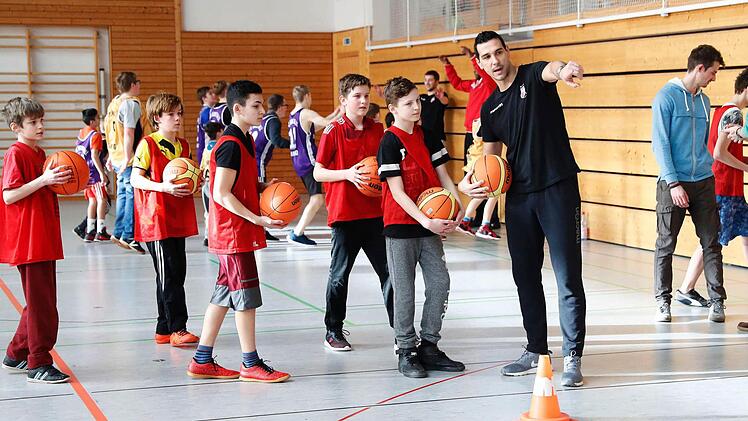Förderschultag von Brose Bamberg am 6. Februar 2017 in der Aurachtalhalle Stegaurach: Die Basketball-Profis des Deutschen Meisters trainieren 140 Kinder. Foto: Daniel Löb