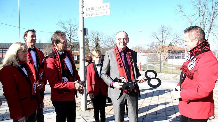Heinrich Süß (2. v. r.) hat den Rathausschlüssel wieder.   Foto: Richard Sänger