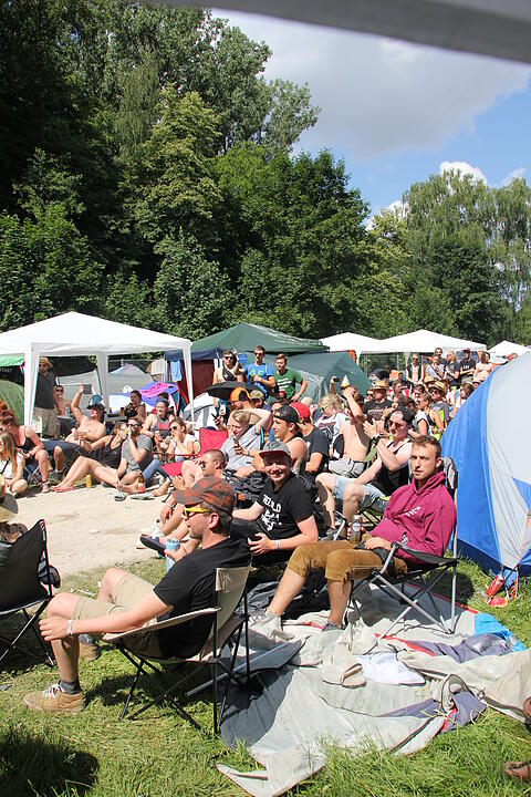 Die Parkrocker feiern das Bier in einer Biermesse