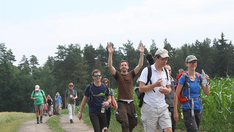 Auf der Tagesetappe herrschte gute Stimmung - die Strecke f&uuml;hrte durch Wald und Flur. Foto: Sonny Adam