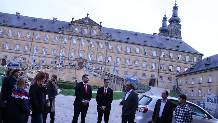 Bürgermeister Jürgen Kohmann (Mitte) hatte die Auszubildenden und ihre Ausbilder nach Kloster banz eingeladen. Foto: M. Einwag