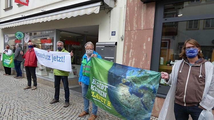 Mit dem nötigen Abstand: Die Teilnehmer des Protestzuges achteten auf die Auflagen wegen der Corona-Pandemie.