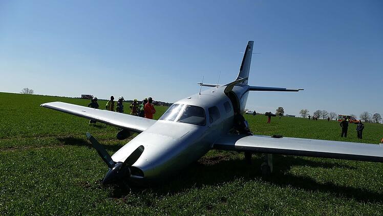 Dinkelsbühl: Flugzeug muss auf Acker notlanden