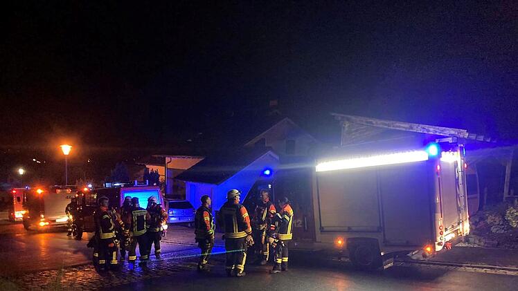 Rödental: Großeinsatz wegen Brand an Einfamilienhaus - Alarm "Personen in Gefahr"