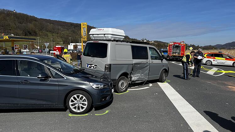 B470 bei Weilersbach: Schwerer Autounfall - Rettungshubschrauber im Einsatz - drei Verletzte