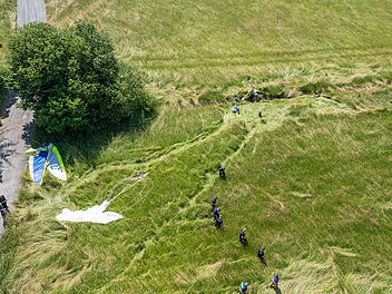 Forsthub (Kreis Coburg): Trike-Gleitschirm stürzt über Wiese ab - Pilot schwer verletzt Forsthub (Kreis Coburg): Trike-Gleitschirm stürzt über Wiese ab - Pilot schwer verletzt