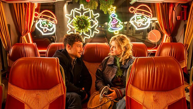 Hanna (Sinje Irslinger) und Felix (Klaus Steinbacher) lernen sich im Fernbus kennen.