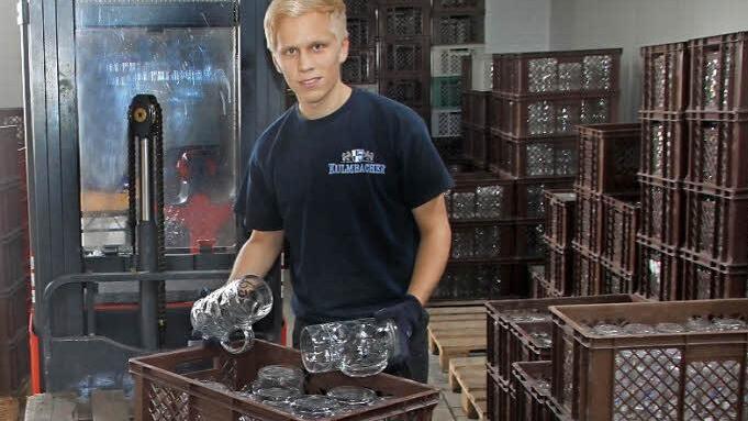 Marc Dippold (21) spült und sortiert die Gläser während seines Ferienjobs bei der Kulmbacher Brauerei.