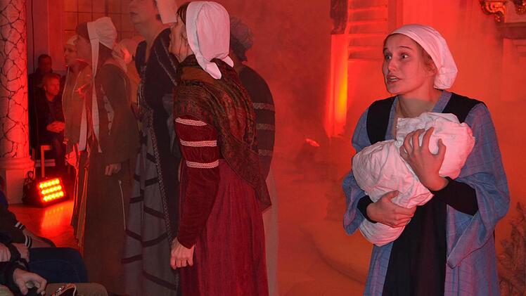 Tausende Kulmbacher starben am Conraditag. Auch die junge Eva (gespielt von Lindas Wagner) und ihr kleiner Sohn nahmen ein tragisches Ende. Foto: Kstharina Müller-Sanke