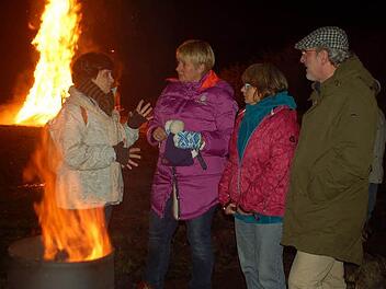 Mit einem Mahnfeuer setzen die Gegner ein Zeichen gegen den geplanten Verkehrslandeplatz bei Meeder/ Neida (von links): Dagmar Escher, Martina Benzel-Weyh, Petra Simon, Wolf-Rüdiger Benzel.