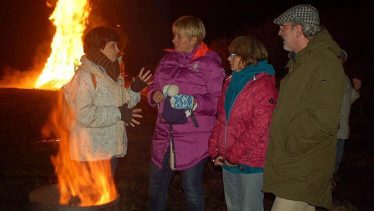 Mit einem Mahnfeuer setzen die Gegner ein Zeichen gegen den geplanten Verkehrslandeplatz bei Meeder/ Neida (von links): Dagmar Escher, Martina Benzel-Weyh, Petra Simon, Wolf-Rüdiger Benzel.