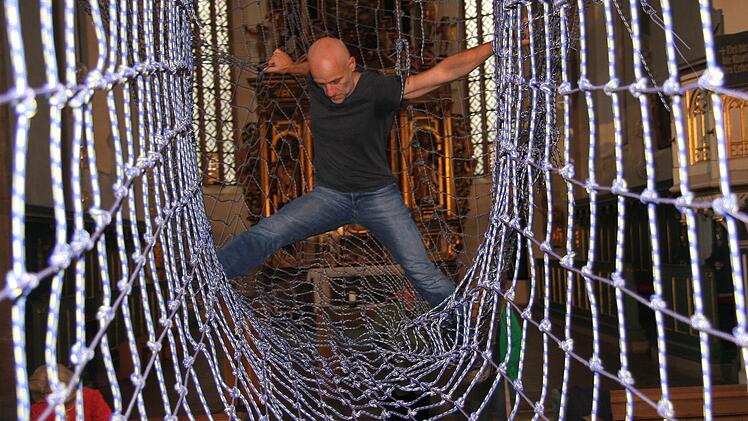 Tänzer Michael Langeneckert bereitet sich auf die Performance am Mittwoch um 19 Uhr in der Petrikirche vor. Foto: Sonja Adam