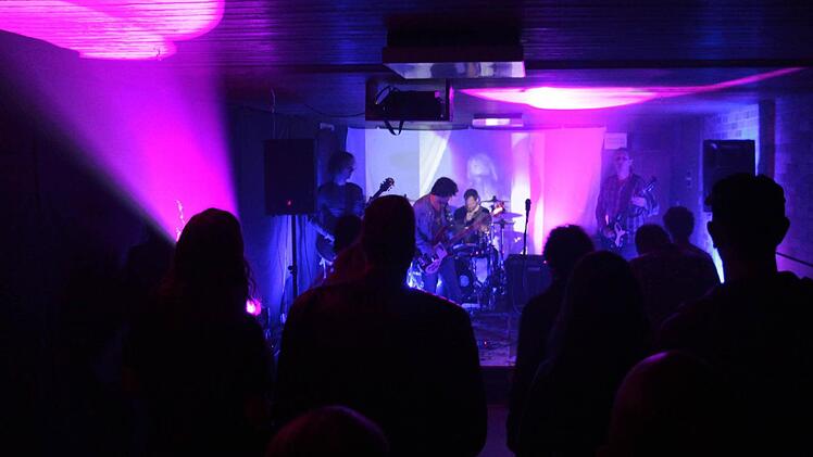 Wüste und Space: Kosmodrom spielten schön dicken Stonerrock. Seit einiger Zeit haben sich die Bands in der alten Schule Gößmannsreuth zusammengetan und eine Konzertreihe auf die Beine gestellt. Foto: Christian Bauriedel