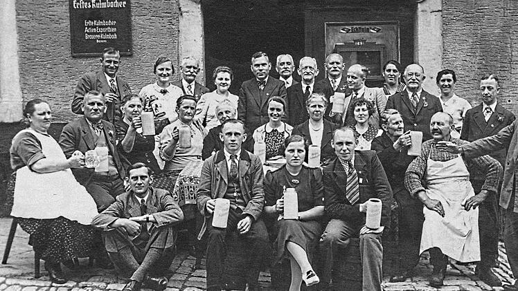 Ein Treffen um 1940 vor der Gaststätte "Deutsches Haus". Die Wirtslaute Hans und Maria Mattes sind an ihren weißen Schürzen zu erkennen. Hintere Reihe 4. von links die spätere Wirtin Betty Mattes.